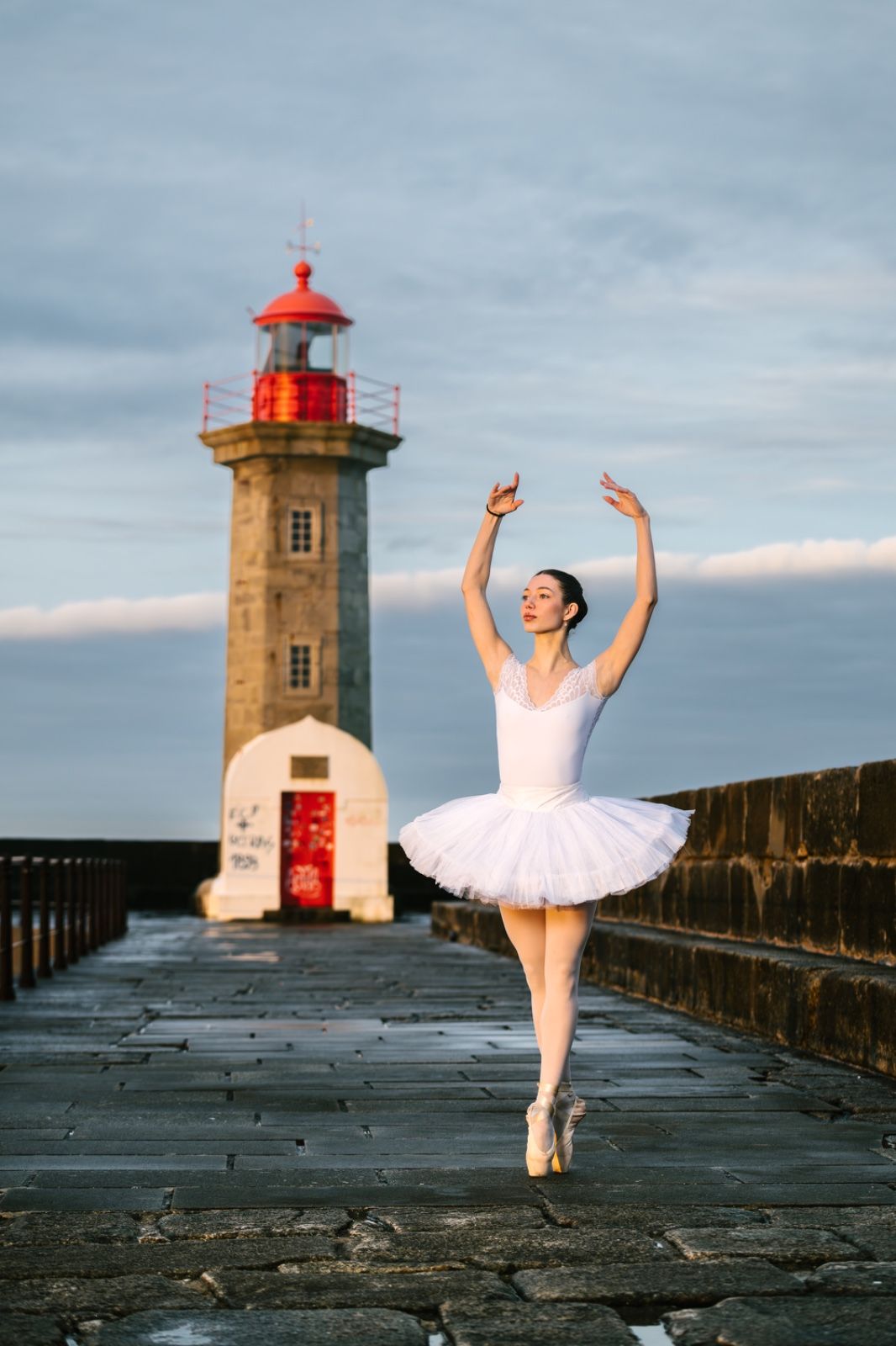 Bailarina em pontas junto ao farol da Foz do Douro.