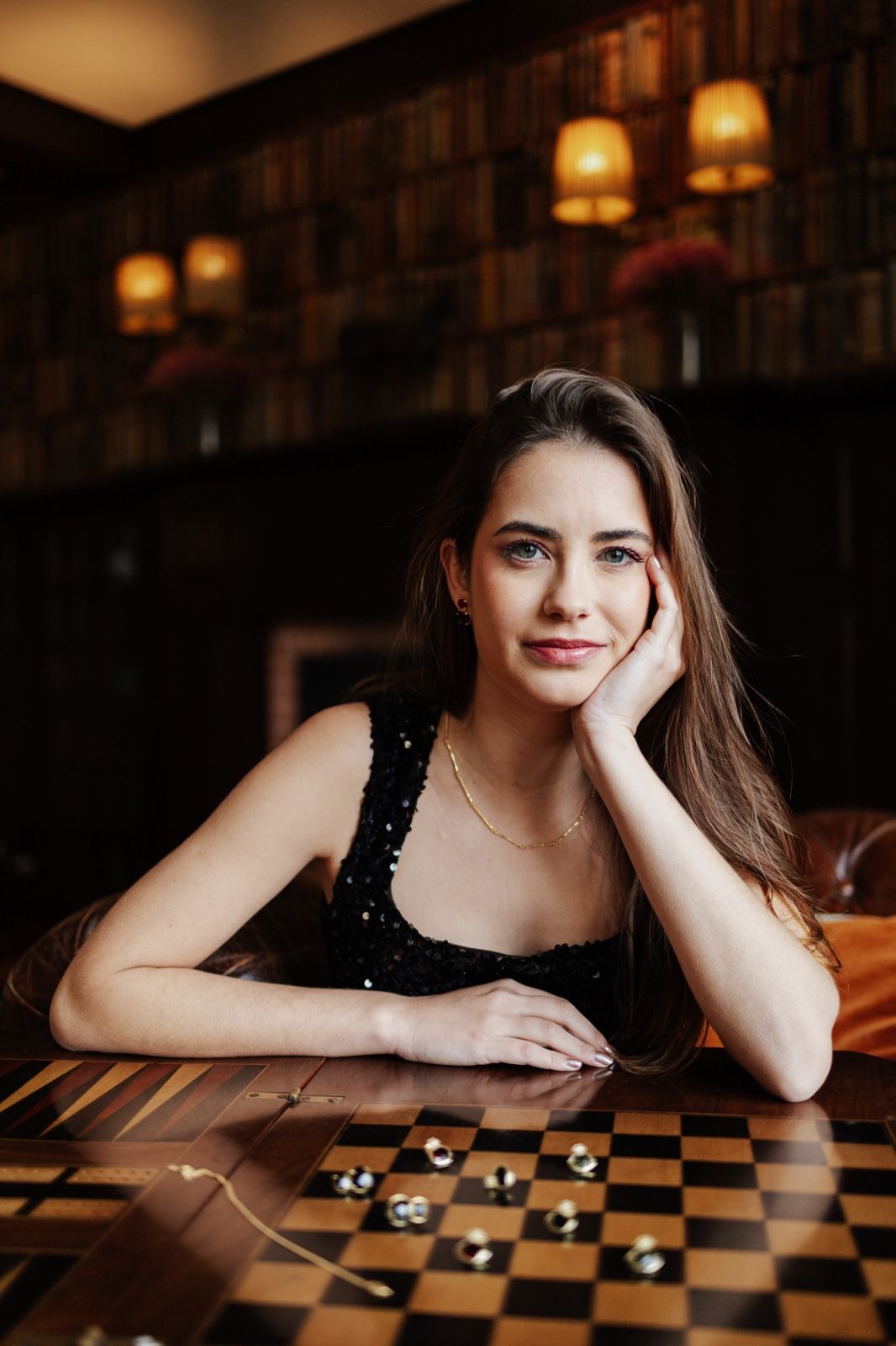 Retrato de uma mulher numa biblioteca.